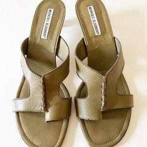 Vintage Manolo Blahnik olive green leather sandals. Like new. Size 38.5